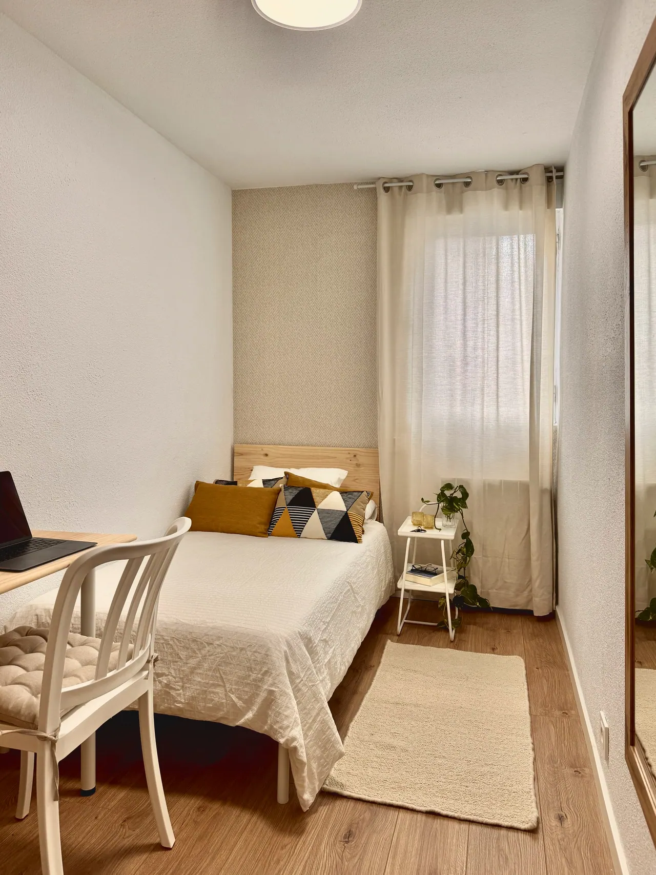 Habitación con cama individual, escritorio, alfombra y ventana con cortinas (foto 6 de 7)