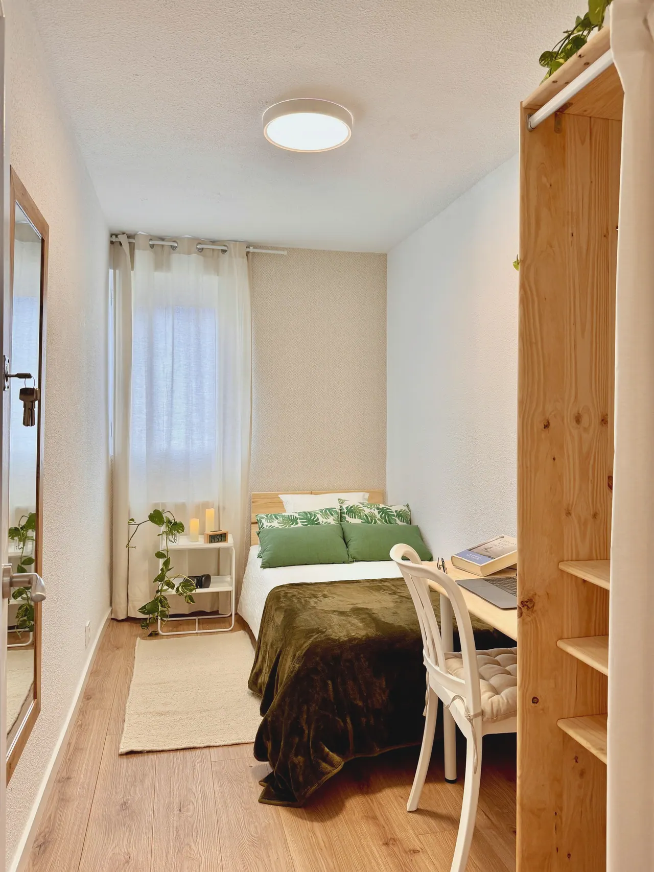Habitación con cama individual, escritorio, estantería de madera y ventana (foto 7 de 7)