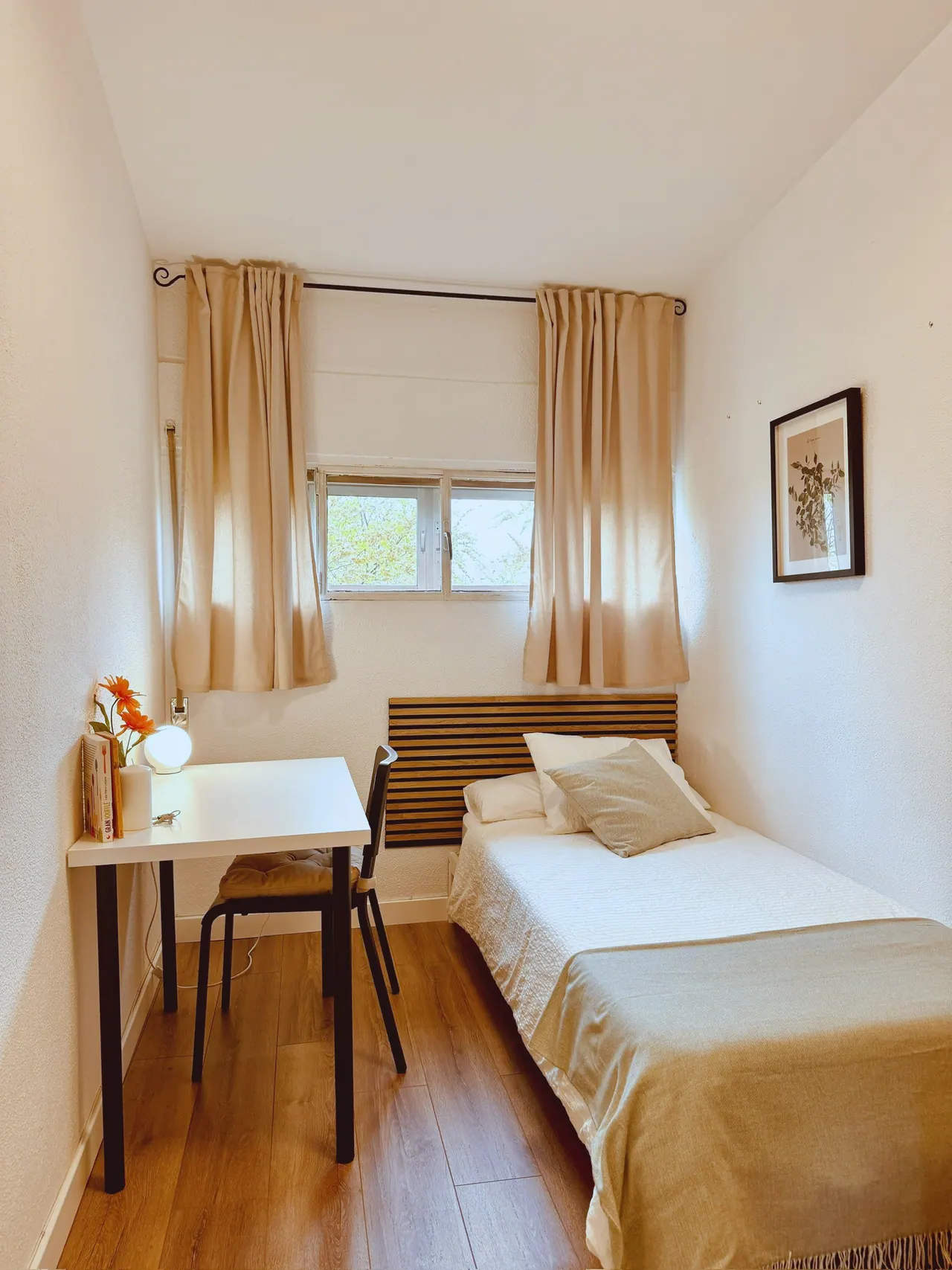 Habitación con cama individual, escritorio blanco y ventana con cortinas (foto 9 de 9)