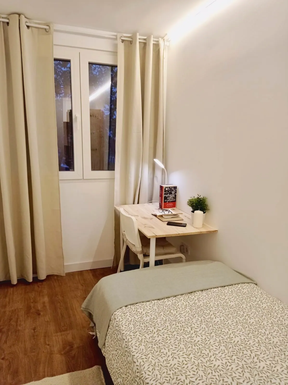 Habitación con cama individual, escritorio y ventana con cortinas (foto 7 de 8)