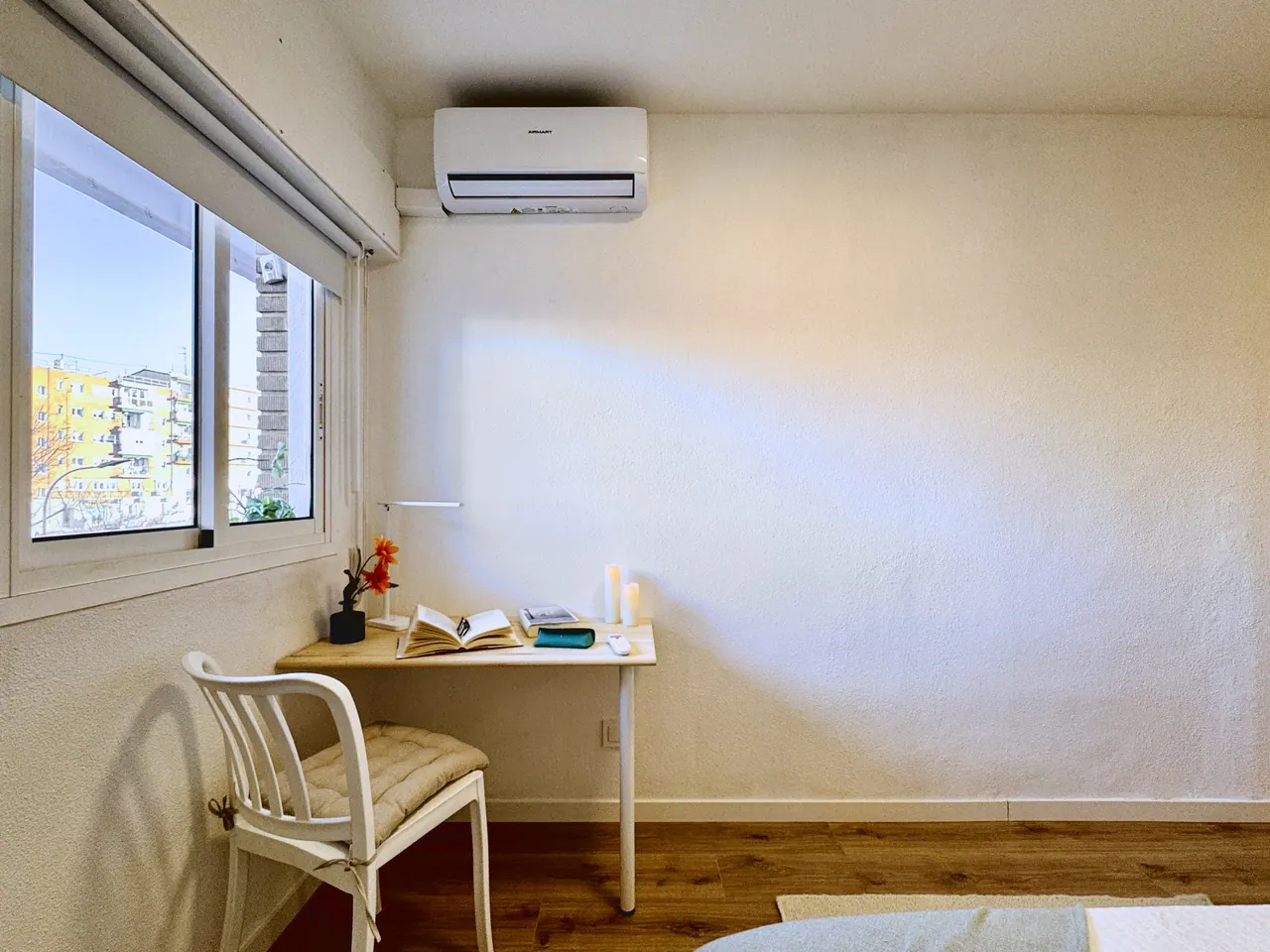 Habitación con escritorio, silla blanca, aire acondicionado y ventana (foto 5 de 7)