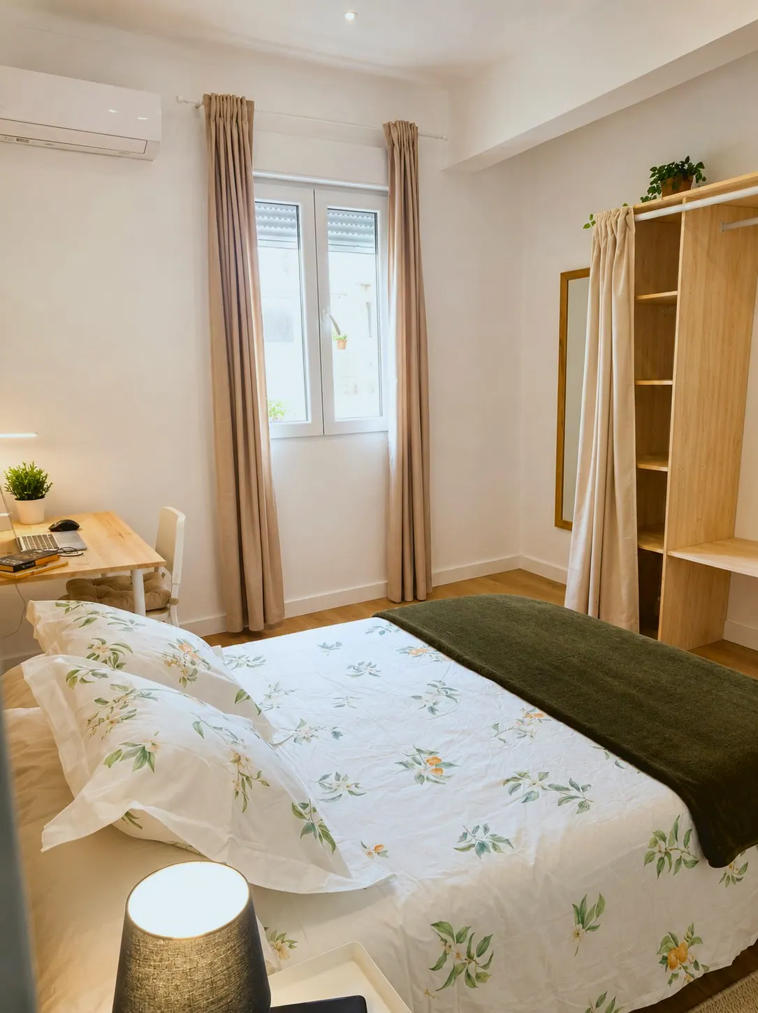 Habitación con cama de matrimonio, armario abierto de madera y ventana con cortinas (foto 6 de 8)