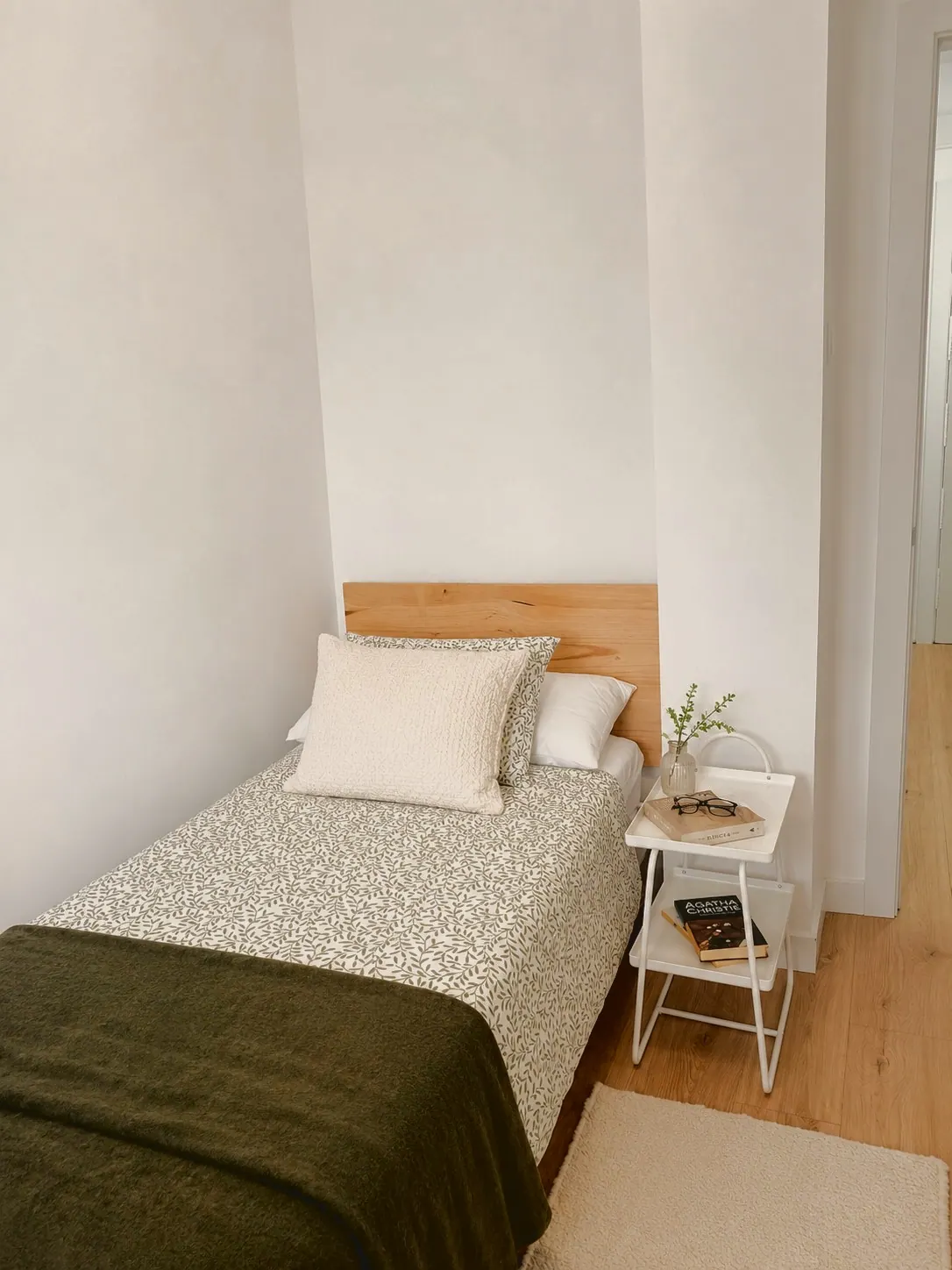 Habitación con cama individual, cabecero de madera y mesilla (foto 8 de 8)