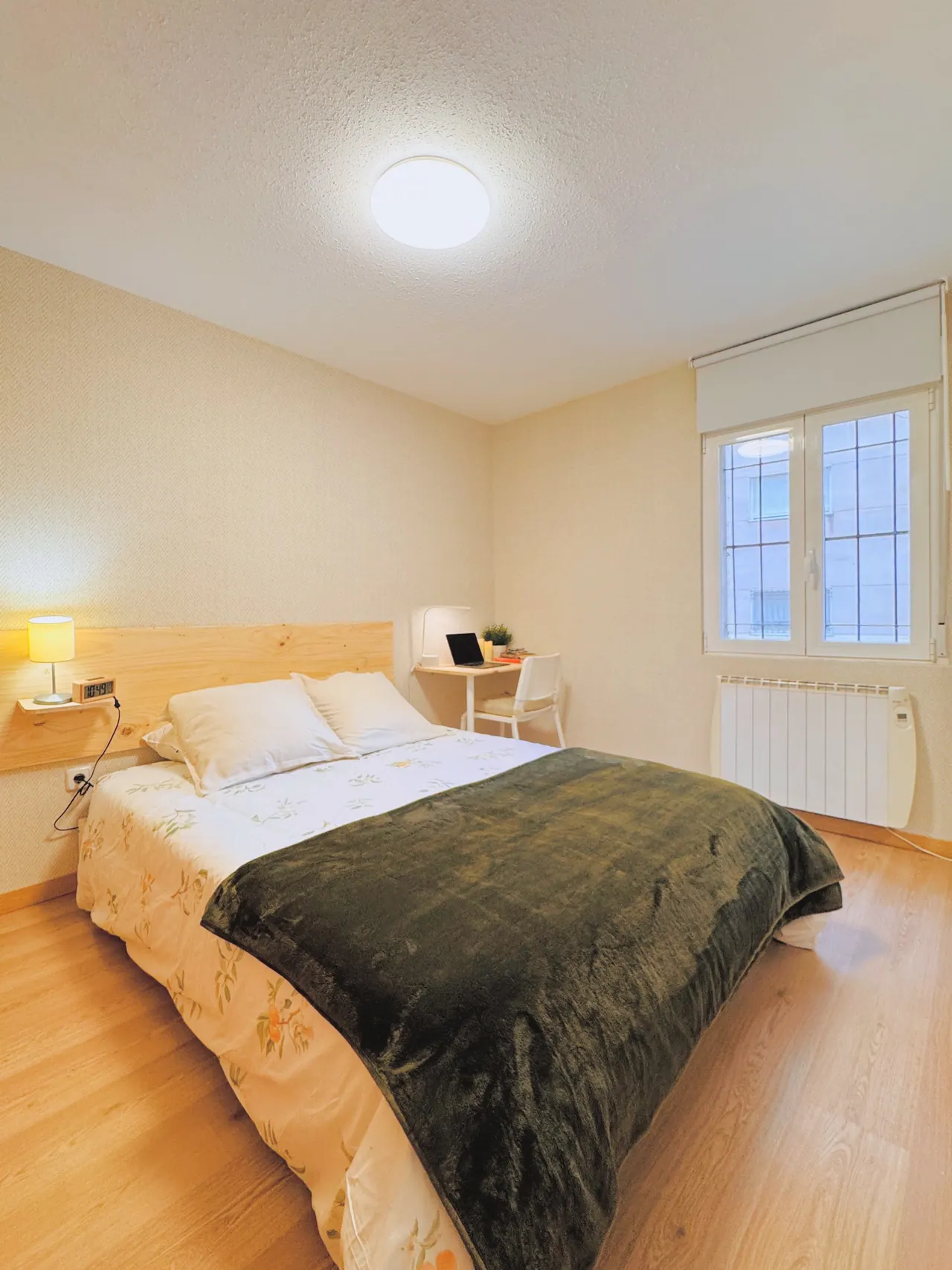 Habitación con cama de matrimonio, mesilla, escritorio y ventana (foto 4 de 8)