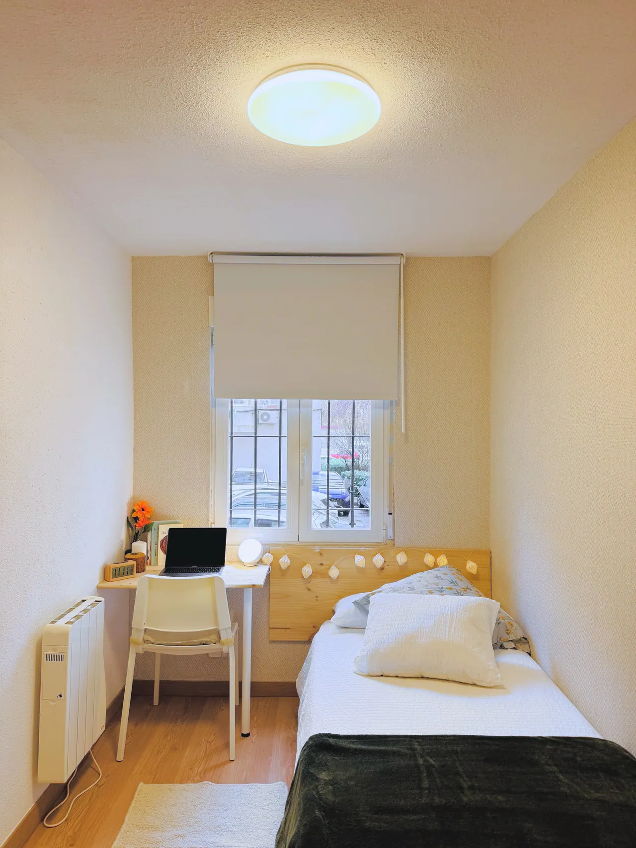 Habitación con cama individual, escritorio y ventana con estor (foto 6 de 8)
